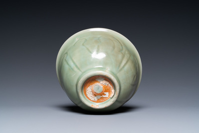 Een Chinese Longquan celadon kom met ingekerfd decor, Ming