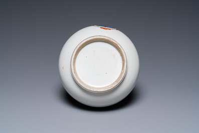 Een Chinese flesvormige vaas met wapendecor, Qianlong