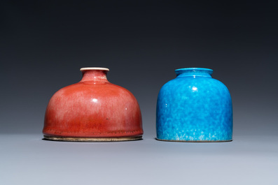 Deux pots &agrave; eau en porcelaine de Chine &agrave; &eacute;mail langyao et en turquoise monochrome, 19/20&egrave;me