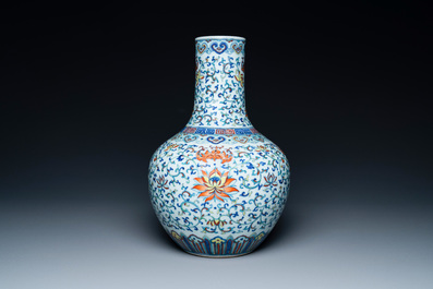 Un vase de forme bouteille en porcelaine de Chine doucai &agrave; d&eacute;cor de rinceaux de lotus, marque de Qianlong, 18/19&egrave;me