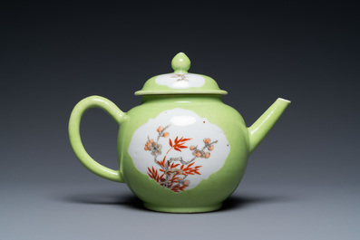 Une th&eacute;i&egrave;re en porcelaine de Chine &agrave; d&eacute;cor en grisaille et rouge de fer sur fond vert de citron, Qianlong