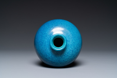 Un vase de forme 'meiping' en porcelaine de Chine &agrave; &eacute;mail robin's egg, marque de Qianlong, 19/20&egrave;me