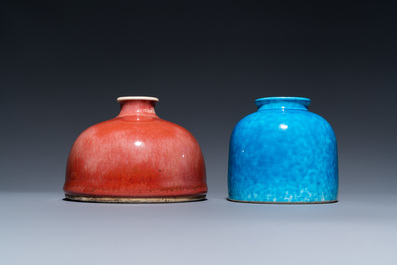 Deux pots &agrave; eau en porcelaine de Chine &agrave; &eacute;mail langyao et en turquoise monochrome, 19/20&egrave;me