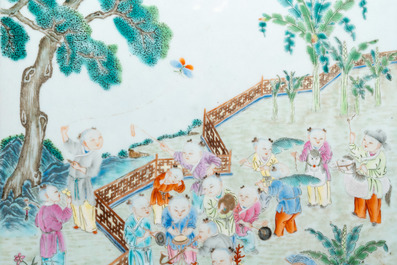 Een Chinese famille rose '100 jongens' plaquette, 19e eeuw