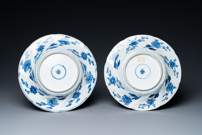 Een paar Chinese blauw-witte gelobde borden met feniksen en apen, Kangxi