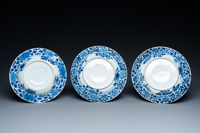 Drie Chinese blauw-witte schotels met opgehoogde ziel, Kangxi