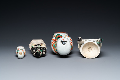 Quatre figures en porcelaine de Chine famille verte et noire, Kangxi