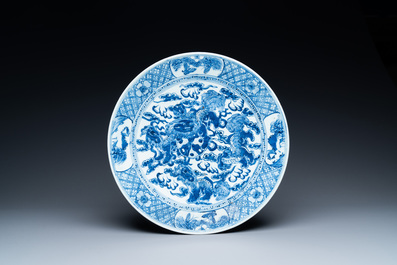Drie Chinese blauw-witte schotels met draken, feniksen en boeddhistische leeuwen, 19e eeuw