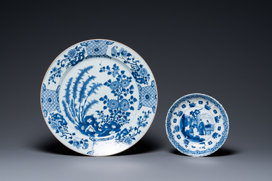Un plat et une assiette en porcelaine de Chine en bleu et blanc, Kangxi
