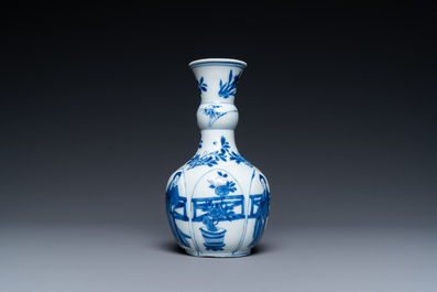 Un vase en forme de lotus en porcelaine de Chine en bleu et blanc, Kangxi