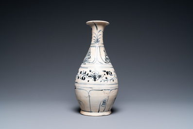 A Vietnamese or Annamese blue and white vase from the Hoi An shipwreck, 15/16th C.