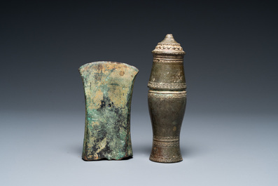 Une t&ecirc;te de hache et un pot couvert en bronze, Vietnam, Dong Son, ca. 3&egrave;me/1er av. J.-C. et Dynastie L&ecirc;, 15&egrave;me