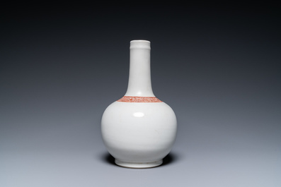 Un vase de forme bouteille en porcelaine de Chine &agrave; d&eacute;cor armori&eacute;, Qianlong