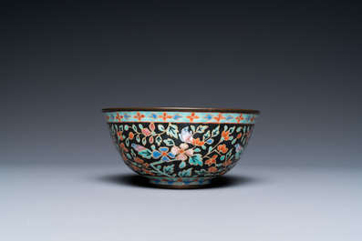 A Chinese Bencharong bowl for the Thai market, 19th C.
