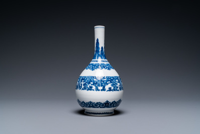 Un vase de forme bouteille en porcelaine de Chine en bleu et blanc, Kangxi