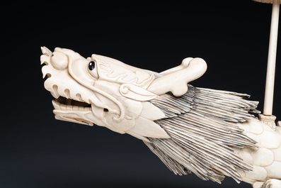Un bateau 'dragon' en ivoire sculpt&eacute;, Chine, 19&egrave;me