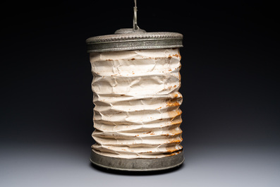 Une lanterne lampion &agrave; suspendre en cuivre &eacute;tam&eacute; et papier pli&eacute;, Qajar, Iran, 19&egrave;me