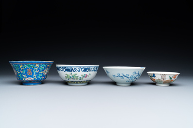 Vier diverse Chinese famille rose en blauw-witte kommen, 19/20e eeuw