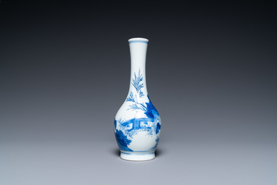 Een Chinese blauw-witte flesvormige vaas met een dame en haar dienaar in een landschap, Transitie periode