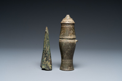 Une t&ecirc;te de hache et un pot couvert en bronze, Vietnam, Dong Son, ca. 3&egrave;me/1er av. J.-C. et Dynastie L&ecirc;, 15&egrave;me