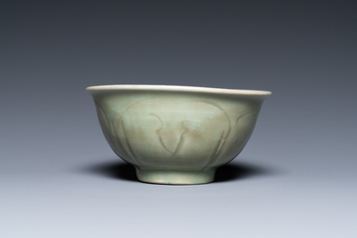Een Chinese Longquan celadon kom met ingekerfd decor, Ming