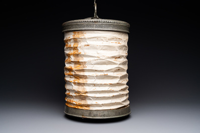 Een Qajar lampionlantaarn in vertind koper en geplooid papier, Iran, 19e eeuw