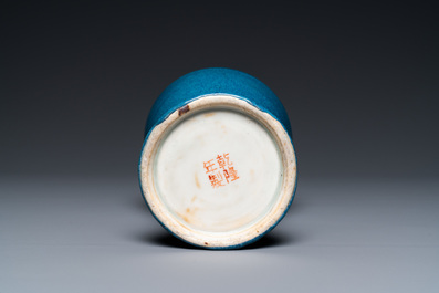 Een Chinese robin's egg-geglazuurde 'meiping' vaas, Qianlong merk, 19/20e eeuw