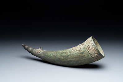 Une corne dite 'd'&eacute;l&eacute;phant' ou rhyton en bronze, Vietnam, Dynastie L&ecirc; ou Mạc, 15/16&egrave;me