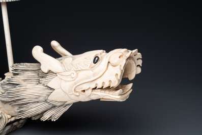 Een Chinese ivoren drakenboot op houten sokkel, 19e eeuw