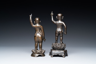 Deux figures de l'enfant Bouddha en bronze, Chine, Ming