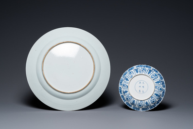 Un plat et une assiette en porcelaine de Chine en bleu et blanc, Kangxi