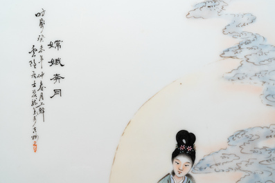 Une plaque en porcelaine de Chine fencai &agrave; d&eacute;cor de Chang'e, sign&eacute;e Xia Long Jiao et dat&eacute;e mars 1943
