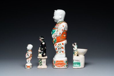 Quatre figures en porcelaine de Chine famille verte et noire, Kangxi