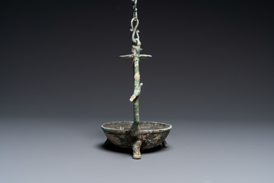 Une lampe &agrave; huile et sa cha&icirc;ne &agrave; suspendre en bronze, Vietnam, Dong Son, ca. 3&egrave;me/1er av. J.-C.