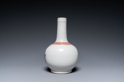 Een Chinese flesvormige vaas met wapendecor, Qianlong