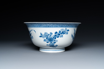 Een Chinese blauw-witte kom met floraal decor, Kangxi