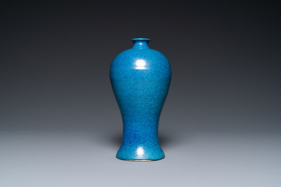 Un vase de forme 'meiping' en porcelaine de Chine &agrave; &eacute;mail robin's egg, marque de Qianlong, 19/20&egrave;me