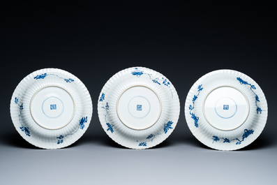 Six plats godronn&eacute;s en porcelaine de Chine en bleu et blanc, Kangxi