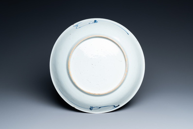 Trois plats aux raisins en porcelaine de Chine en bleu et blanc, Kangxi
