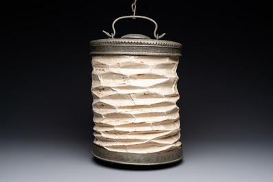Une lanterne lampion &agrave; suspendre en cuivre &eacute;tam&eacute; et papier pli&eacute;, Qajar, Iran, 19&egrave;me