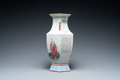 Un vase de forme hexagonale en porcelaine de Chine famille rose &agrave; d&eacute;cor de 'Wu Shuang Pu', 19&egrave;me