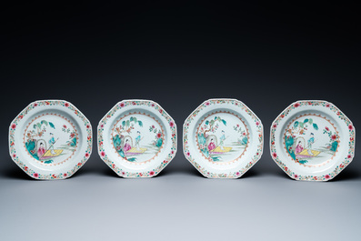 Acht octagonale Chinese famille rose borden met een boot te water, Qianlong
