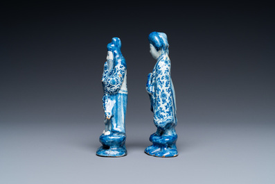 Deux figures de chinois en fa&iuml;ence de Delft en bleu et blanc, 1er quart du 18&egrave;me