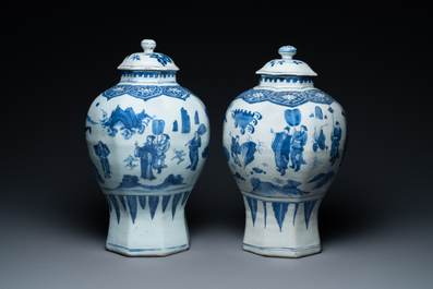 Een paar Chinese blauw-witte dekselvazen met verhalend decor, Transitie periode