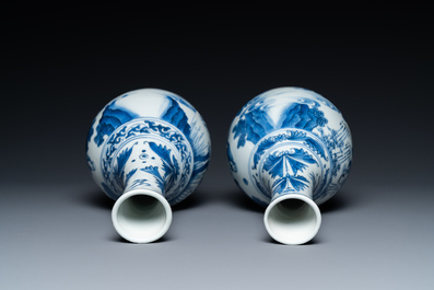 Une paire de vases de forme bouteille en porcelaine de Chine en bleu et blanc &agrave; d&eacute;cor de Wang Xizhi, &eacute;poque Transition
