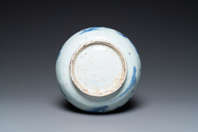 Un br&ucirc;le-parfum en porcelaine de Chine en bleu et blanc &agrave; d&eacute;cor de figures dans un paysage, &eacute;poque Transition