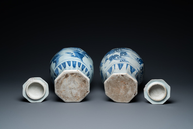 Une paire de vases couverts en porcelaine de Chine en bleu et blanc &agrave; d&eacute;cor de figures dans un paysage, &eacute;poque Transition