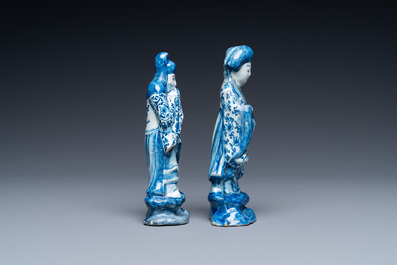 Twee blauw-witte Delftse figuren van een Chinese man en een vrouw, 1e kwart 18e eeuw