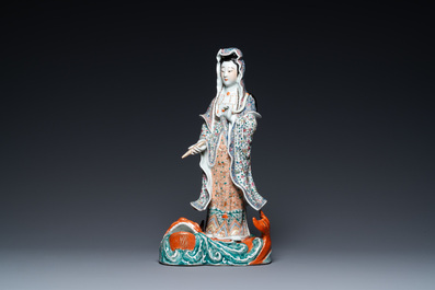 Une grande figure de Guanyin sur un poisson en porcelaine de Chine famille rose, marque Hui Guan Deng Chang Rong Zao, 19&egrave;me