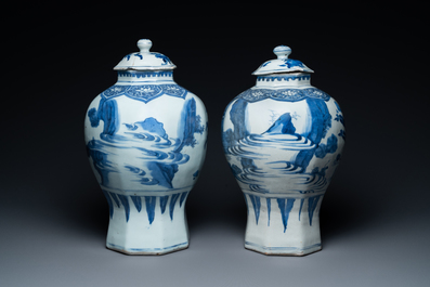 Une paire de vases couverts en porcelaine de Chine en bleu et blanc &agrave; d&eacute;cor de figures dans un paysage, &eacute;poque Transition